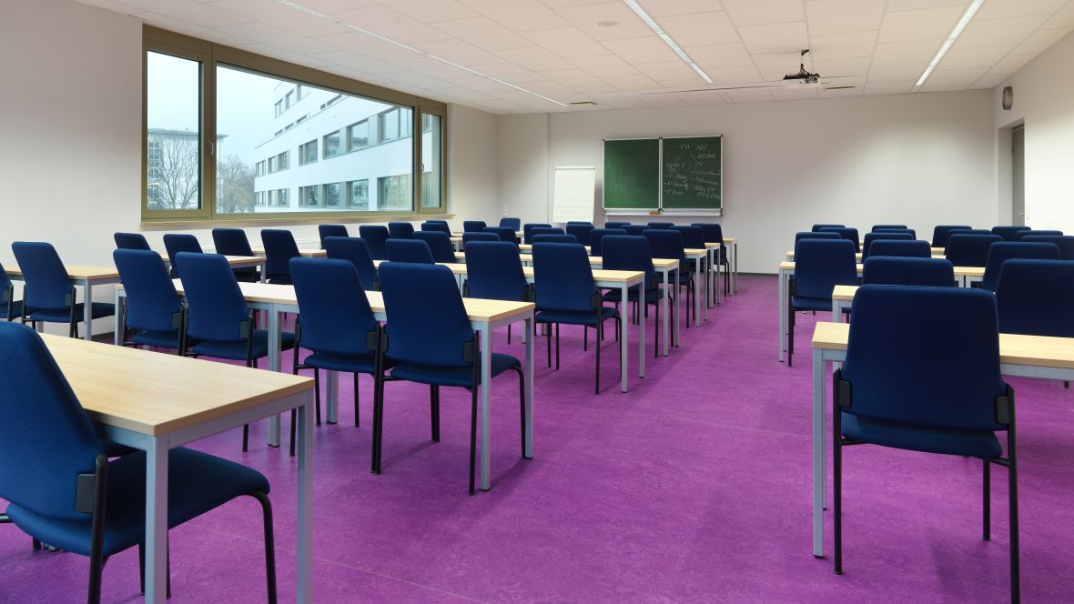 Schulcampus Dresden Klassenzimmer mit lila Boden – Forbo Marmoleum Forte